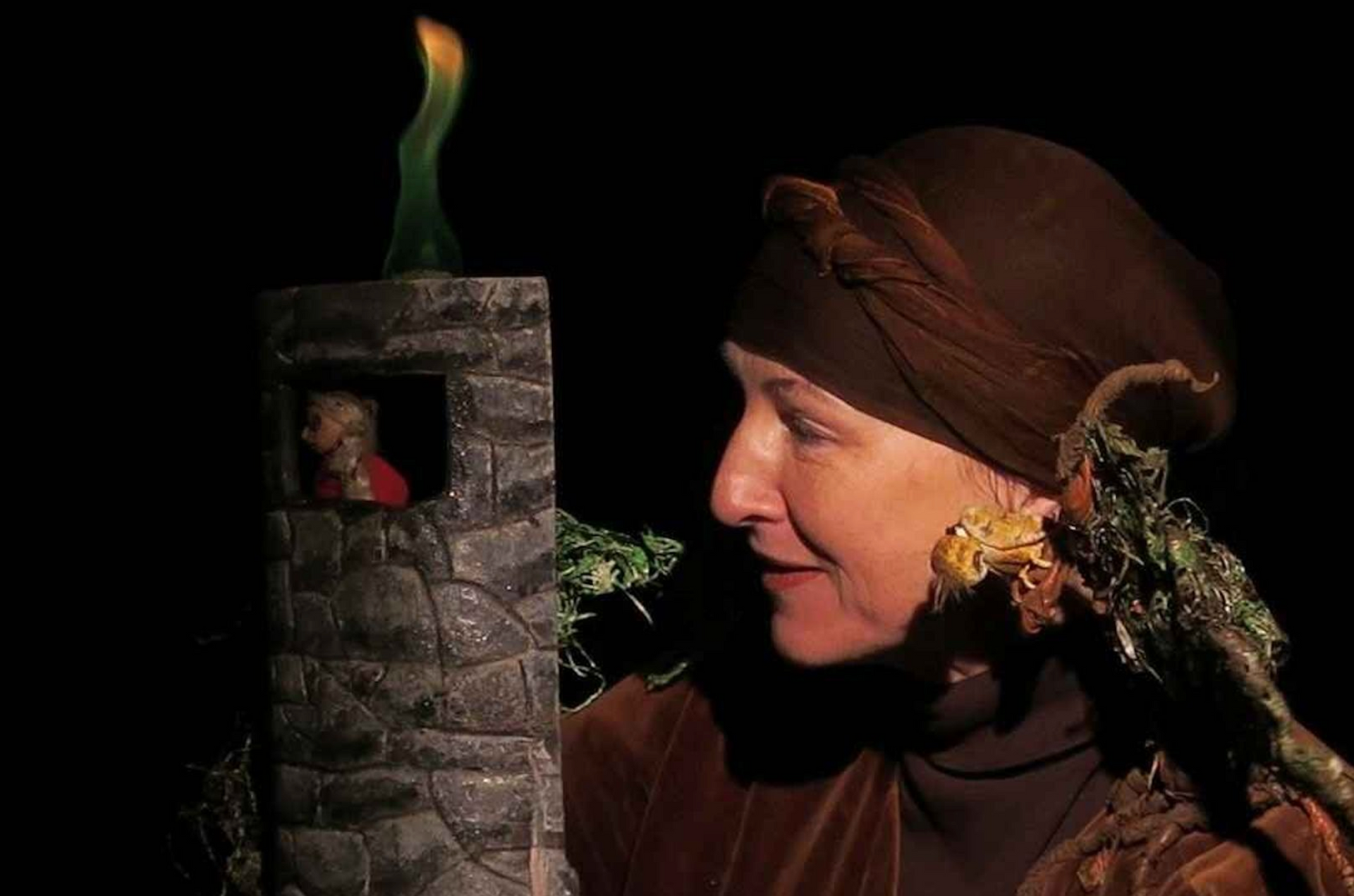 Ein Mann und eine Frau mit Masken im Gesicht