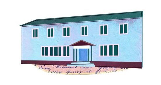 Ein blaues Gebäude mit einem grünen Dach und einer blauen Tür