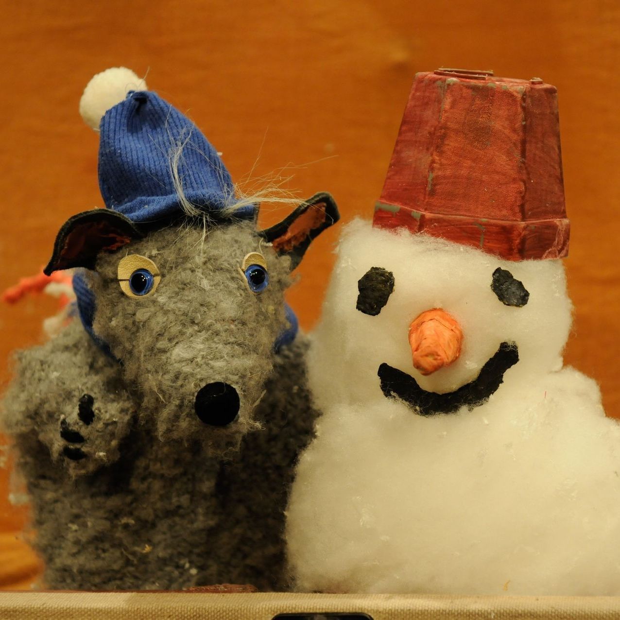 Ein ausgestopfter Wolf und ein ausgestopfter Schneemann stehen nebeneinander