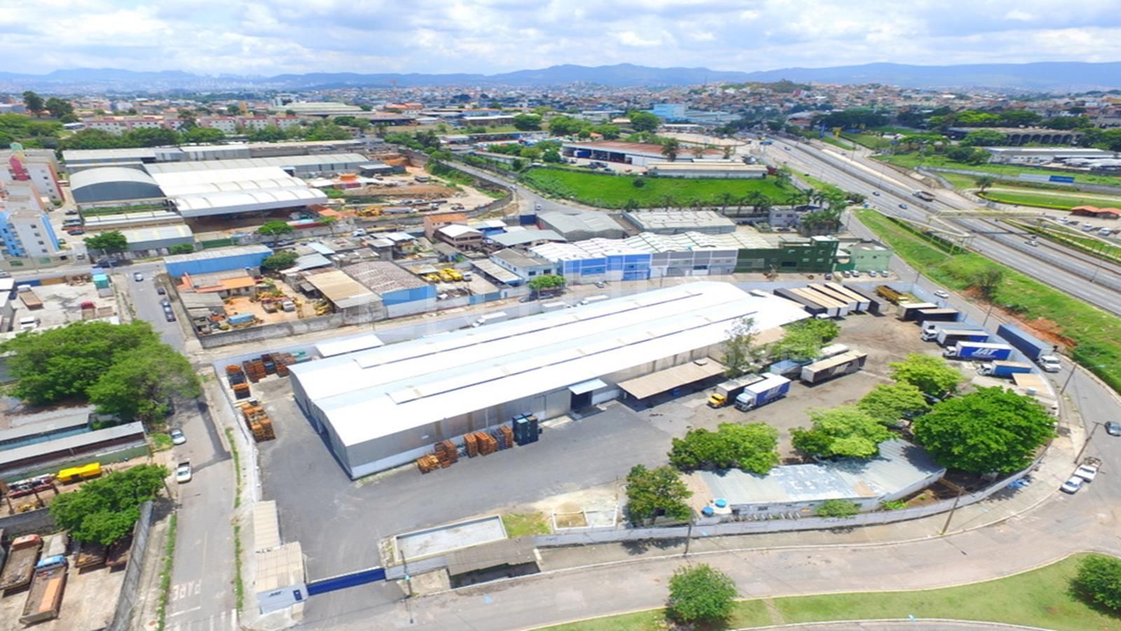 Uma vista aérea de uma grande área industrial com muitos edifícios e caminhões.