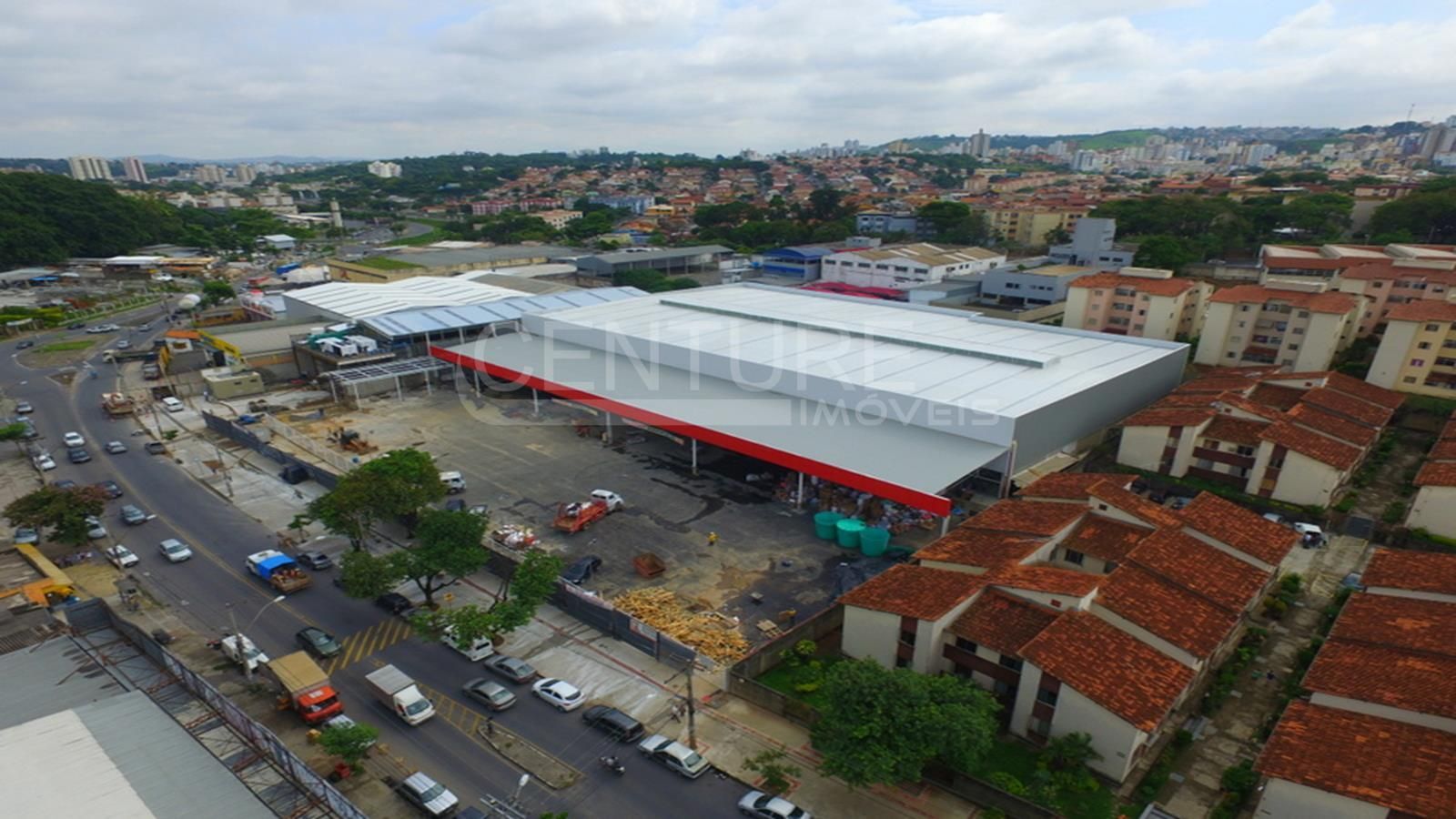 Uma vista aérea de um edifício em construção em uma cidade.