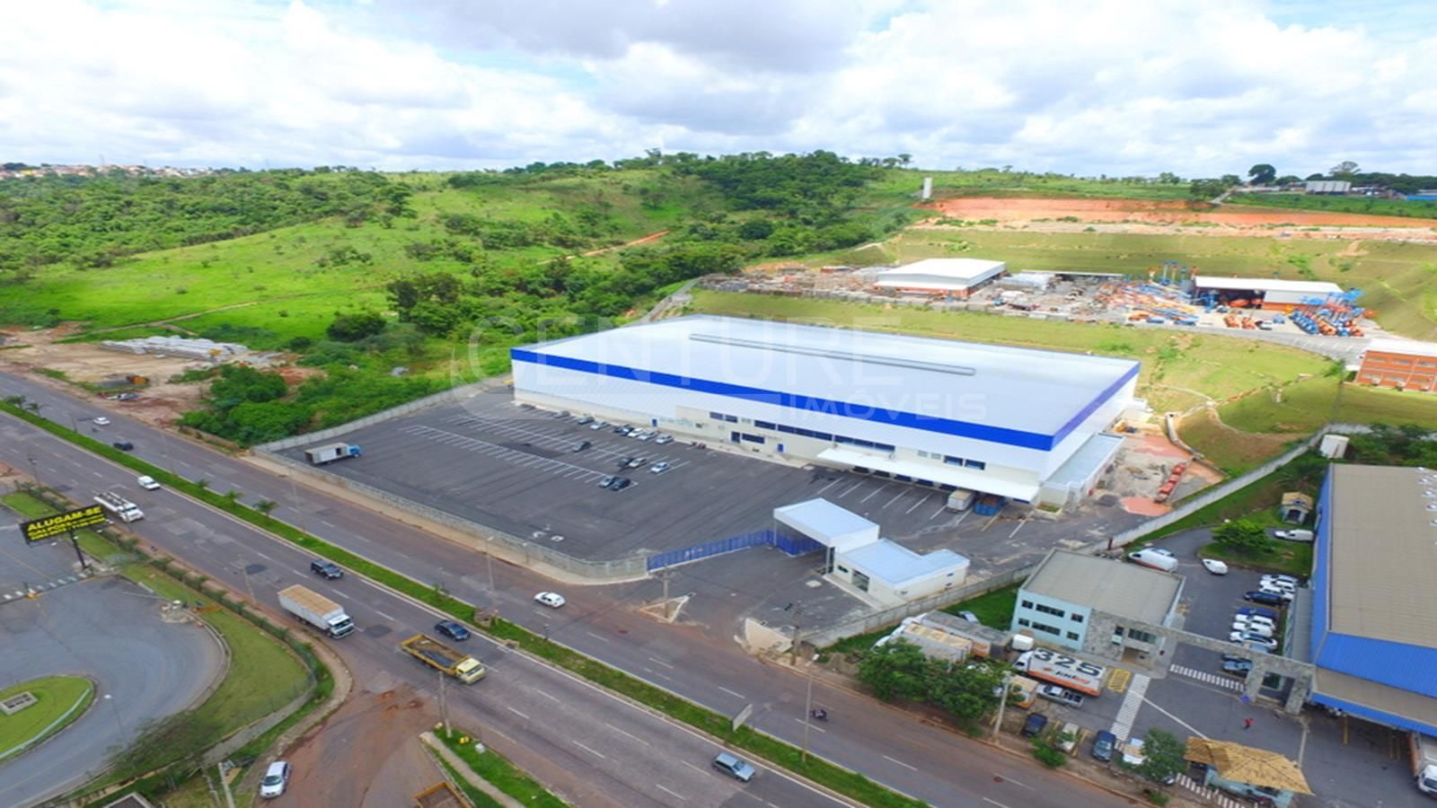 Uma vista aérea de um grande edifício próximo a uma estrada.