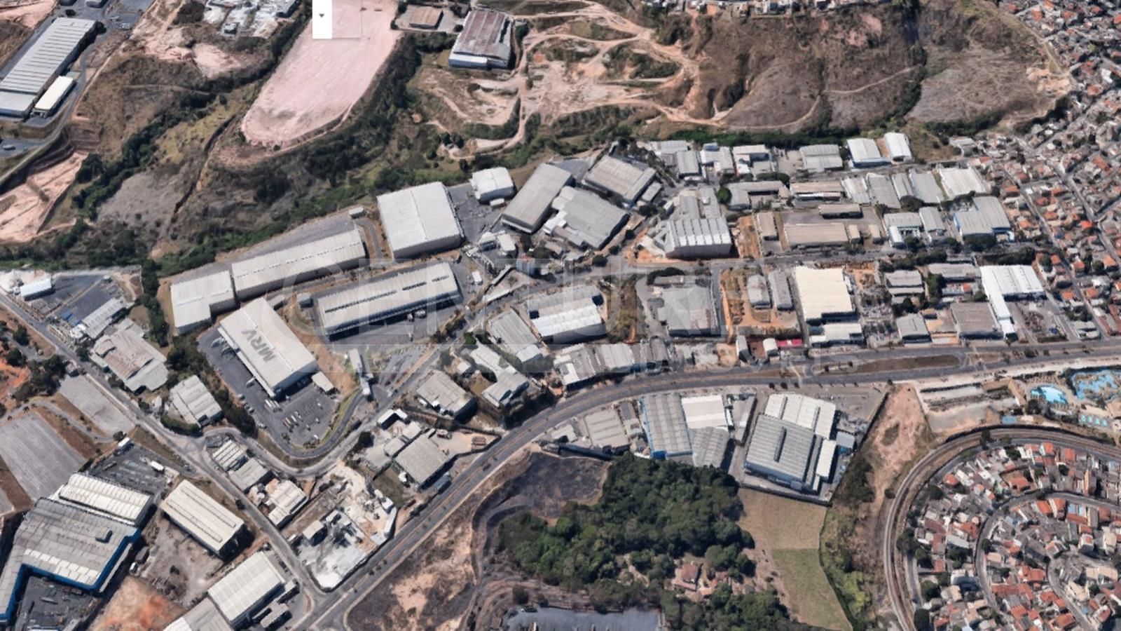 Uma vista aérea de uma grande área industrial com muitos edifícios.