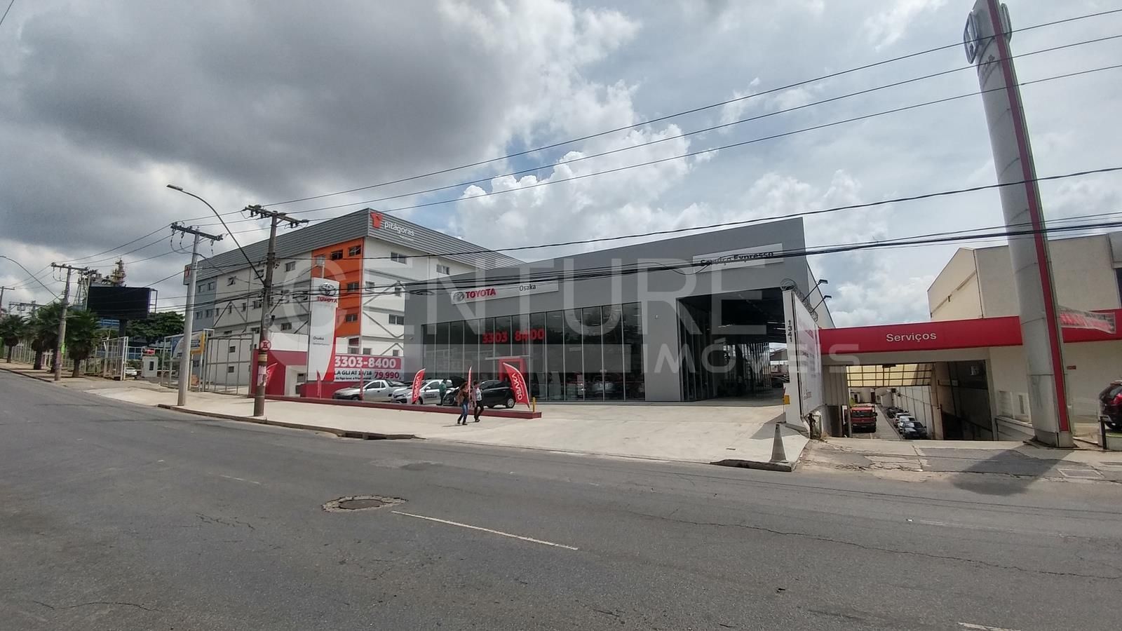 Um grande edifício está situado na esquina de uma rua.