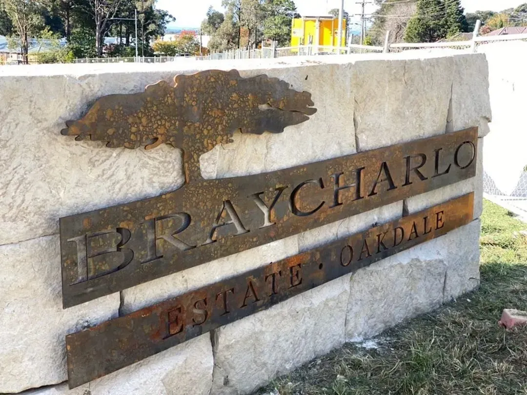 Braycharlo Estate Oakdale metal sign