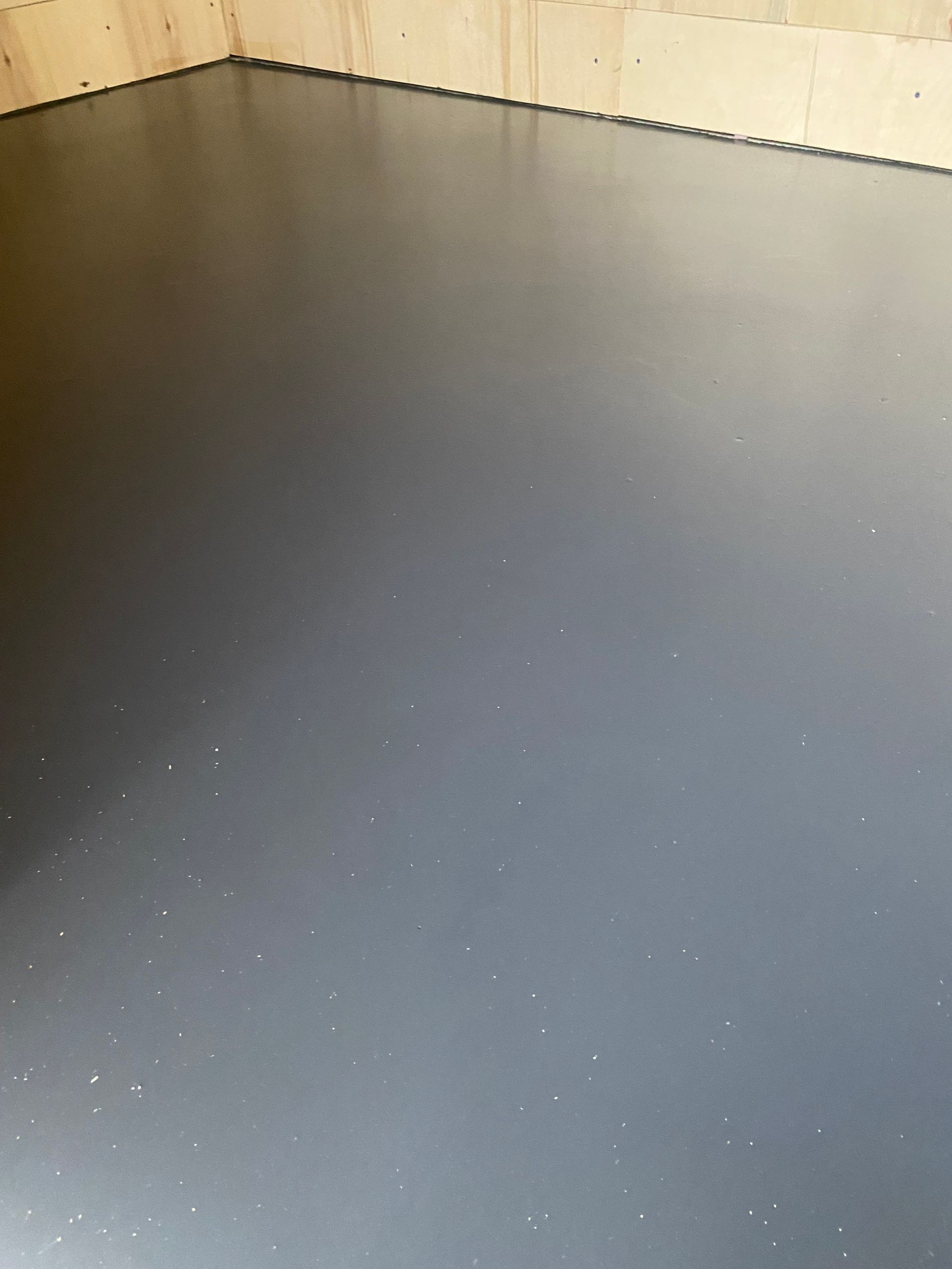 Un gros plan d'un sol gris dans une pièce