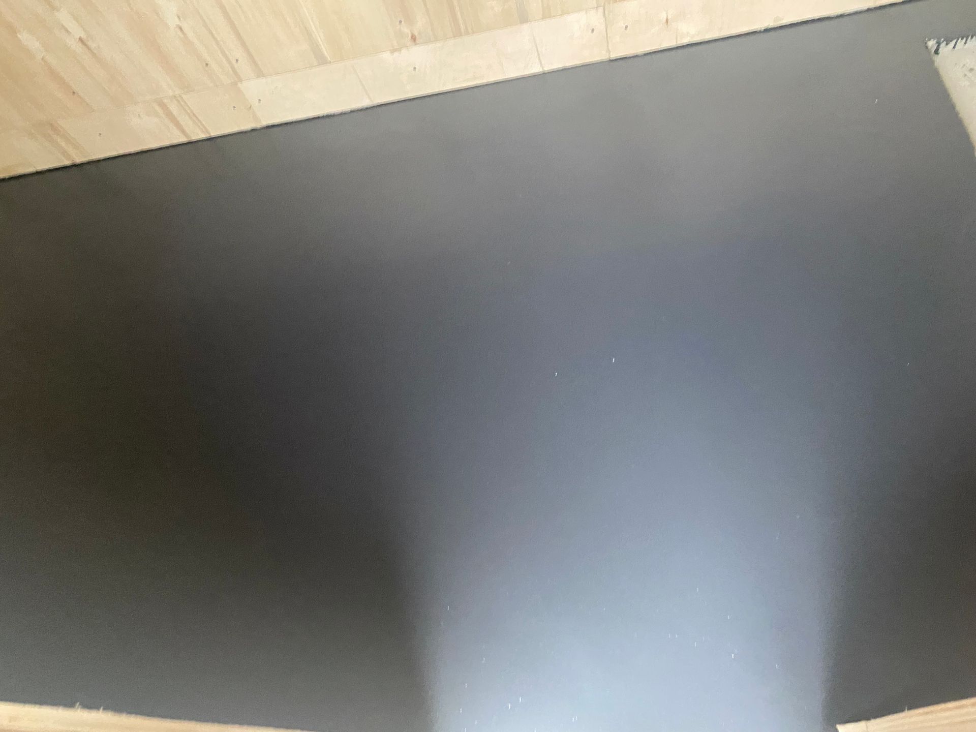 Un tableau noir est posé sur une table en bois.