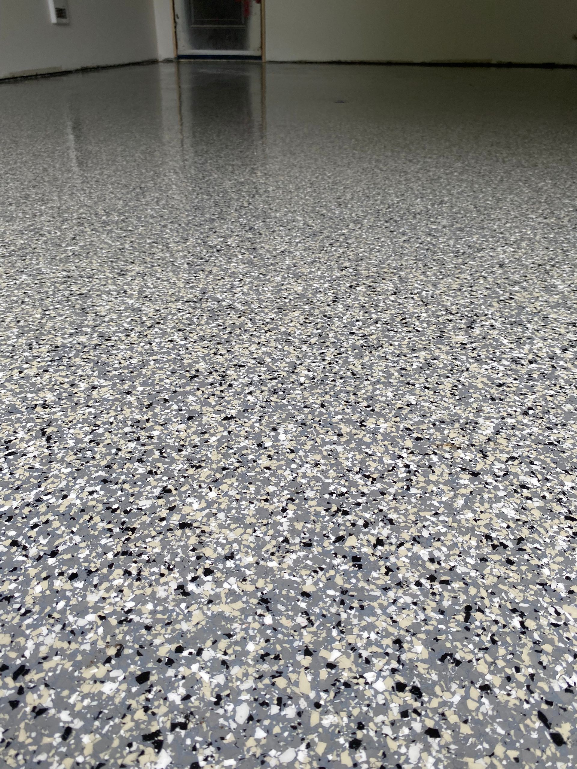 Un gros plan d'un sol en béton gris et blanc dans un garage.