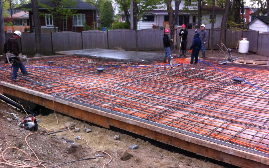 Un groupe d'ouvriers du bâtiment travaillent sur un sol en béton.