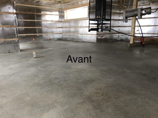 Un sol en béton dans une pièce avec le mot avant dessus.