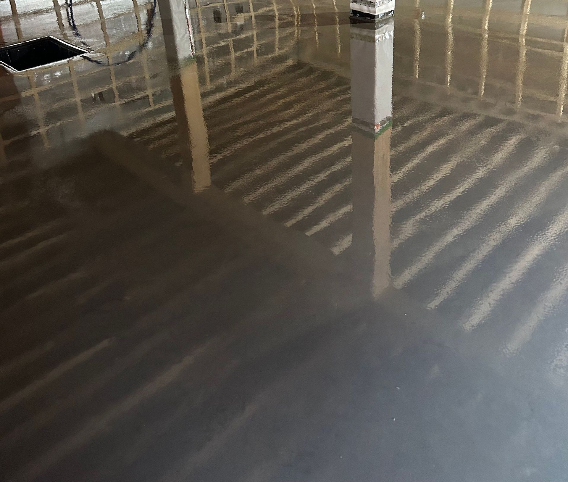 Une table noire avec le reflet d'une chaise dessus