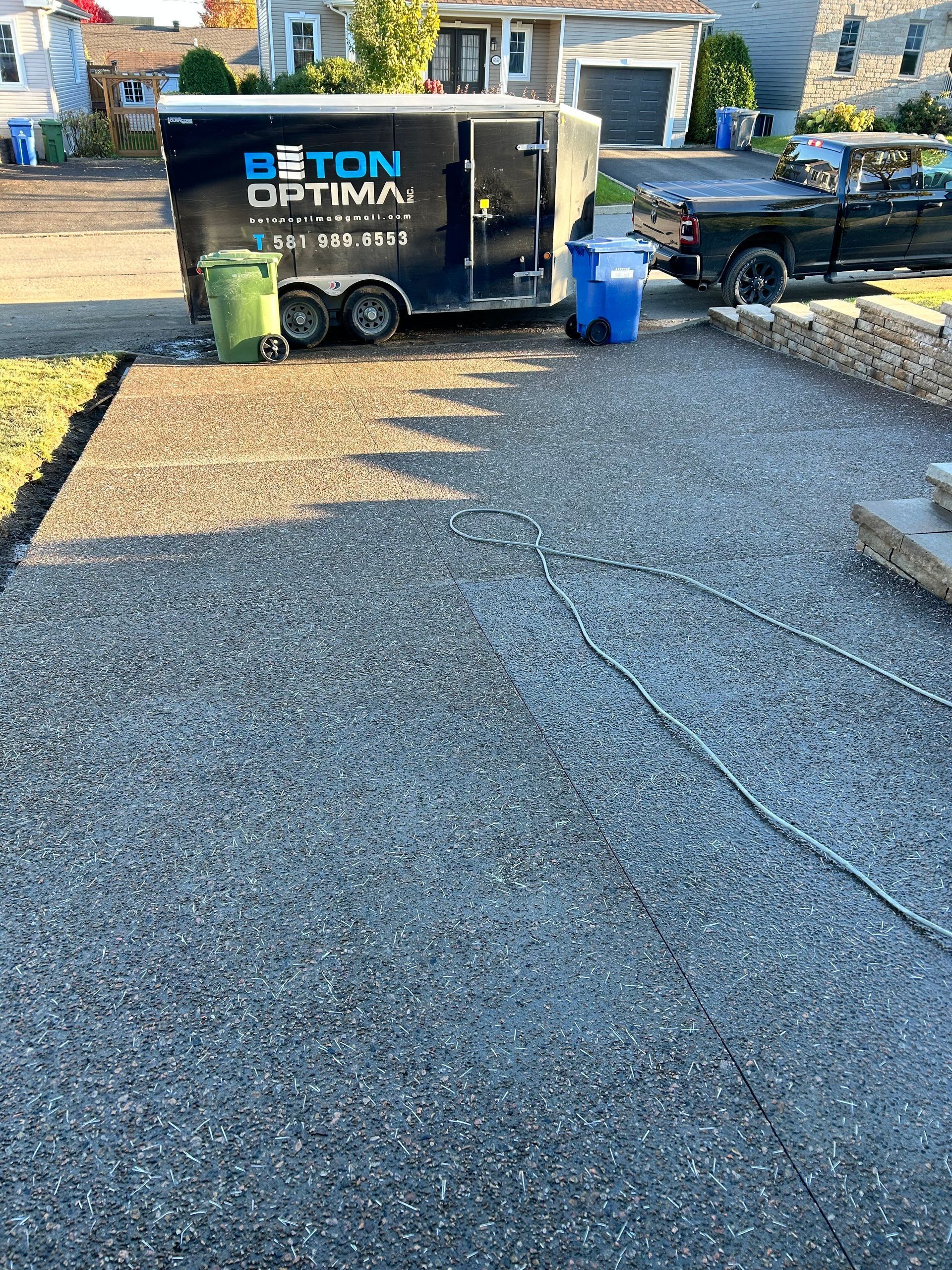 Un camion est garé dans une allée à côté d'une remorque.