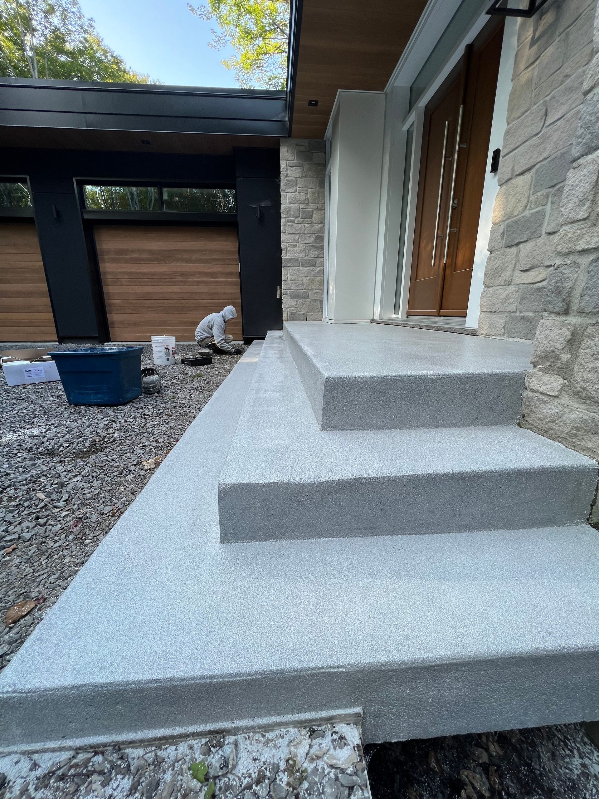 Un ensemble d'escaliers menant à la porte d'entrée d'une maison.