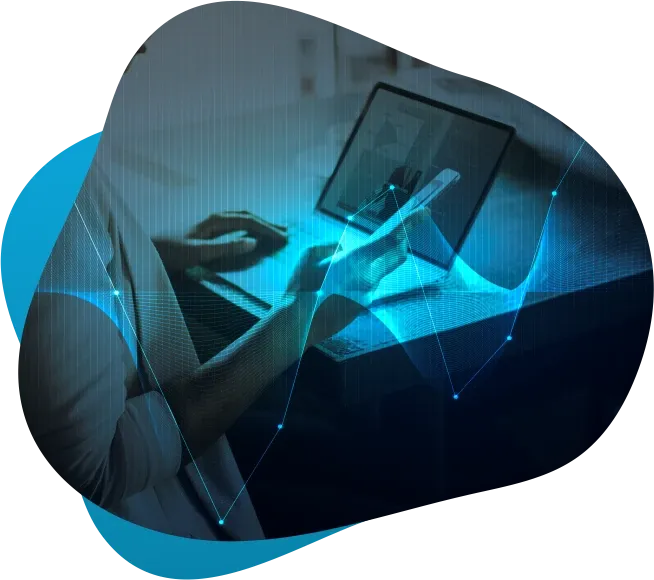 Mulher olhando celular e gráficos representativos