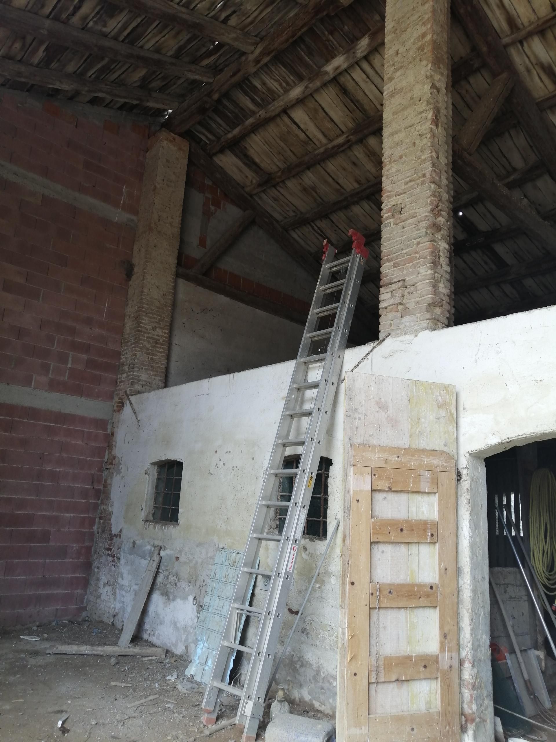 Una scala è appoggiata a un muro in un edificio