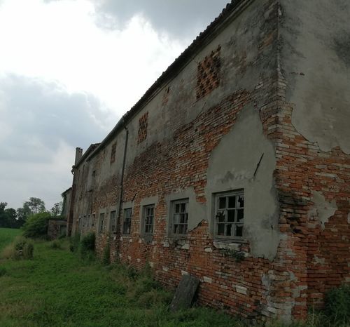 Un vecchio edificio in mattoni con molte finestre