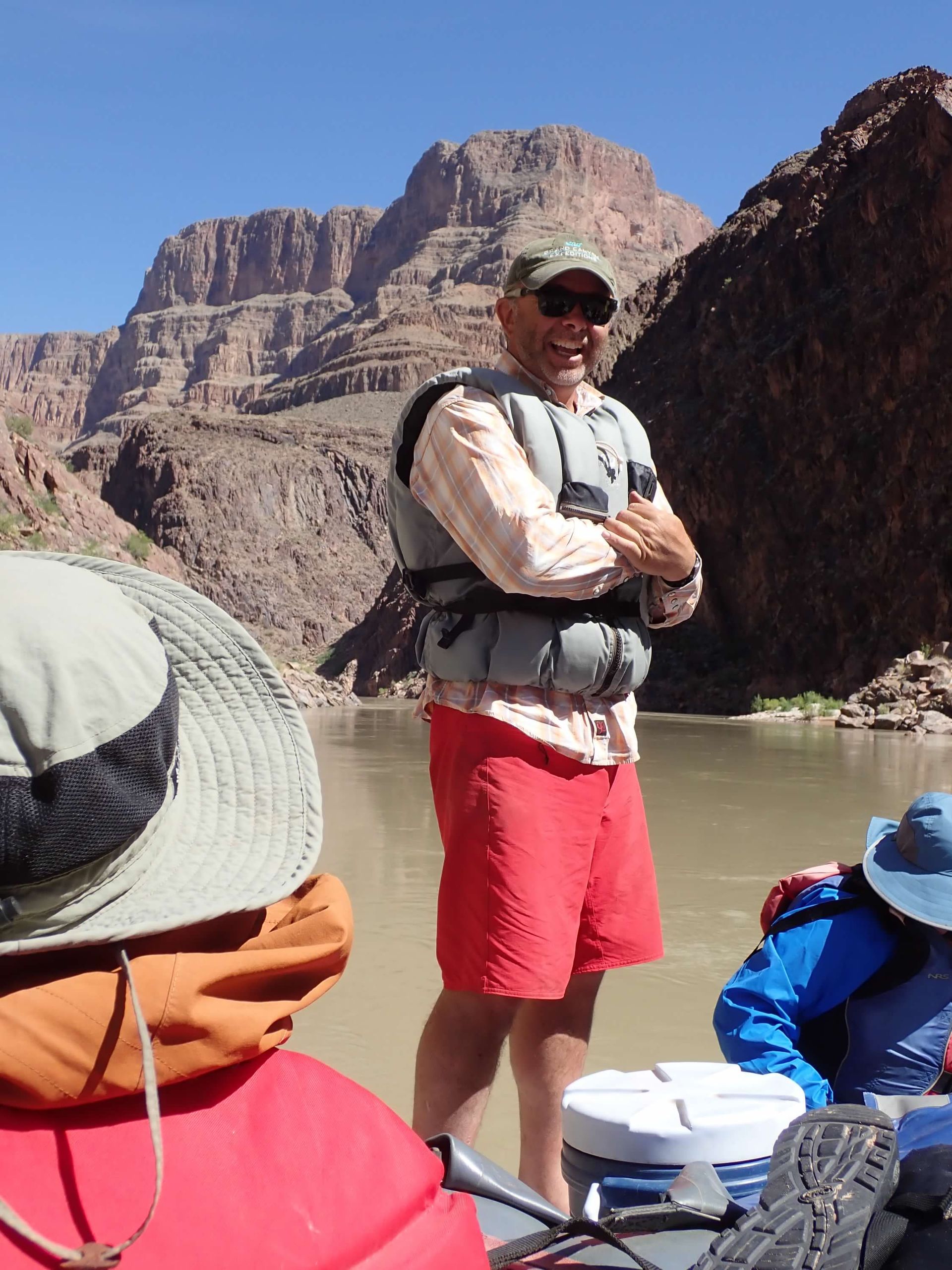 A man holding a sign that says az2091 am