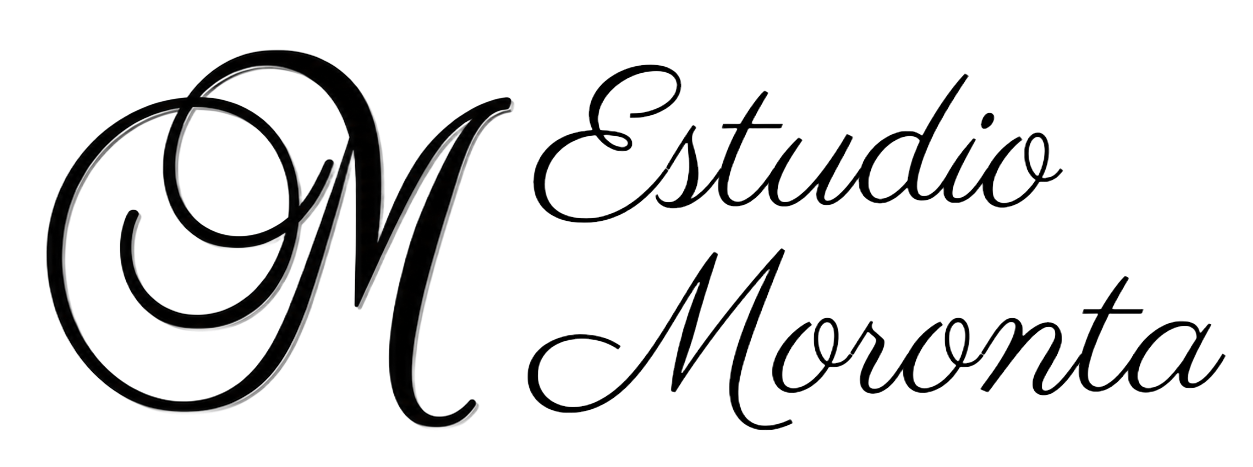 Logotipo estilizado en negro con la inscripción “Estudio Moronta” sobre fondo blanco.