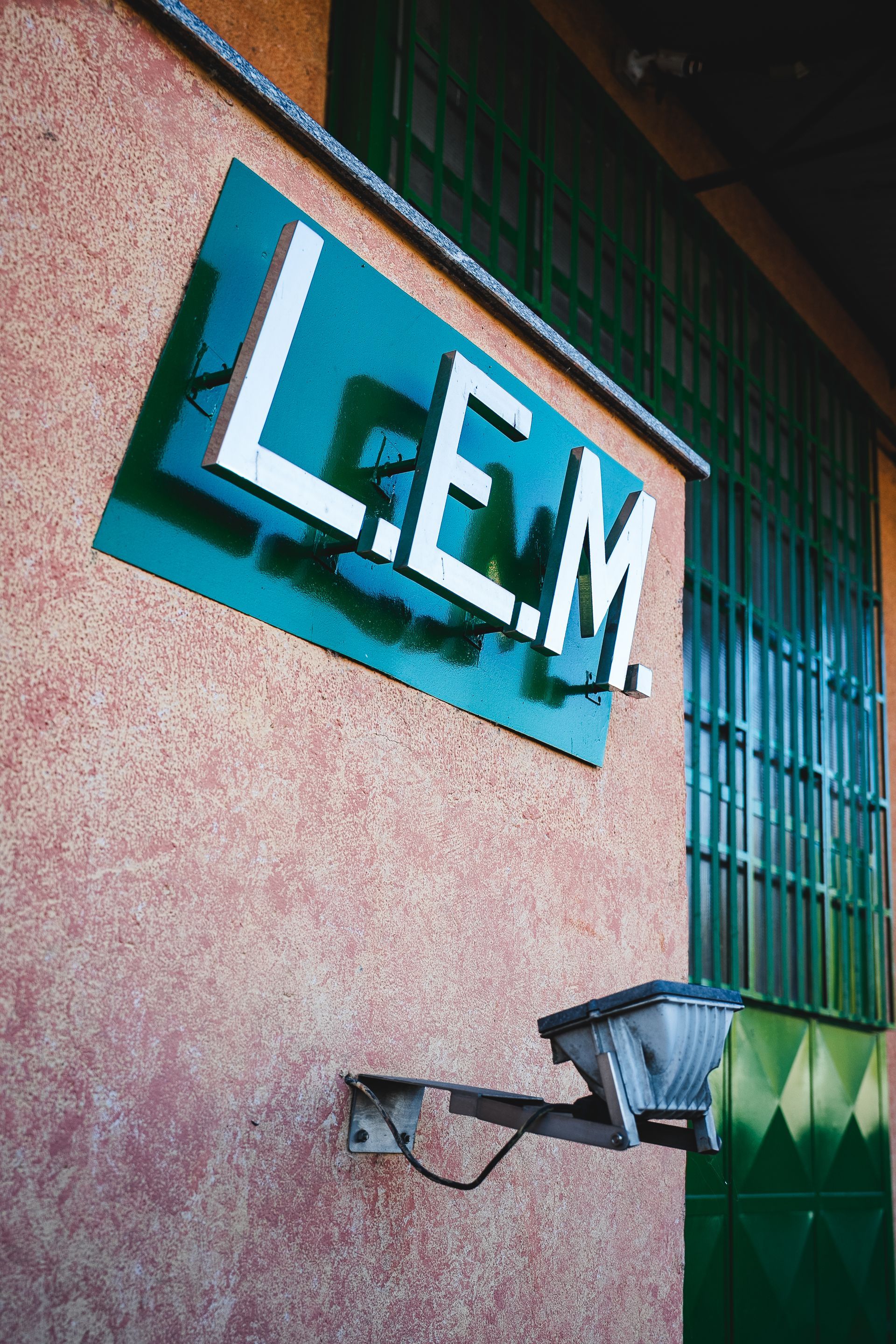 insegna L.E.M.