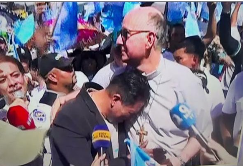 Pastor Gerardo and Monsignor José at the end of Marcha por la Paz