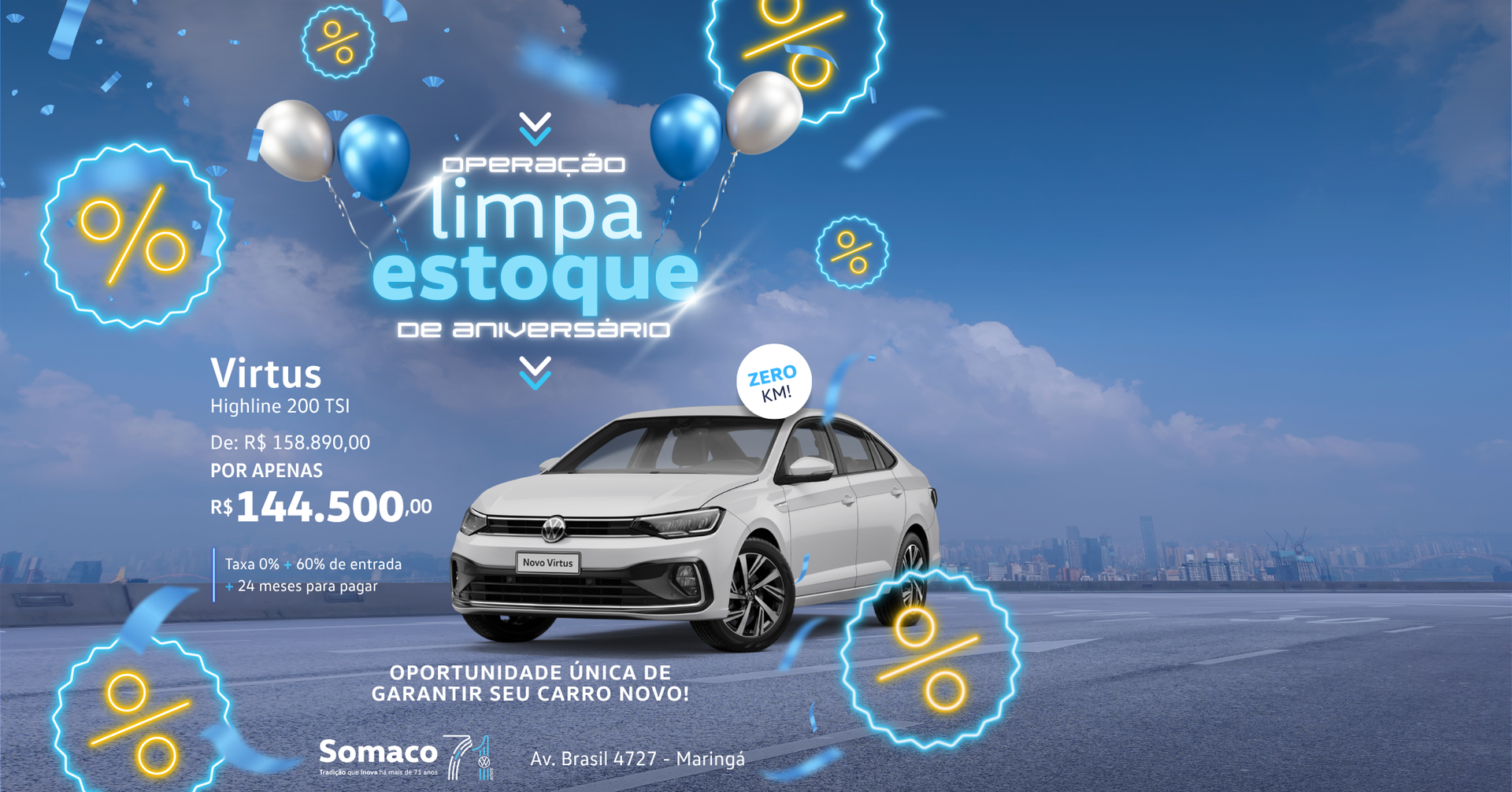 Carro Volkswagen Virtus branco com placa de venda, na estrada com cidade ao fundo.