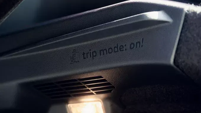 Close do painel interno de um carro com o texto 