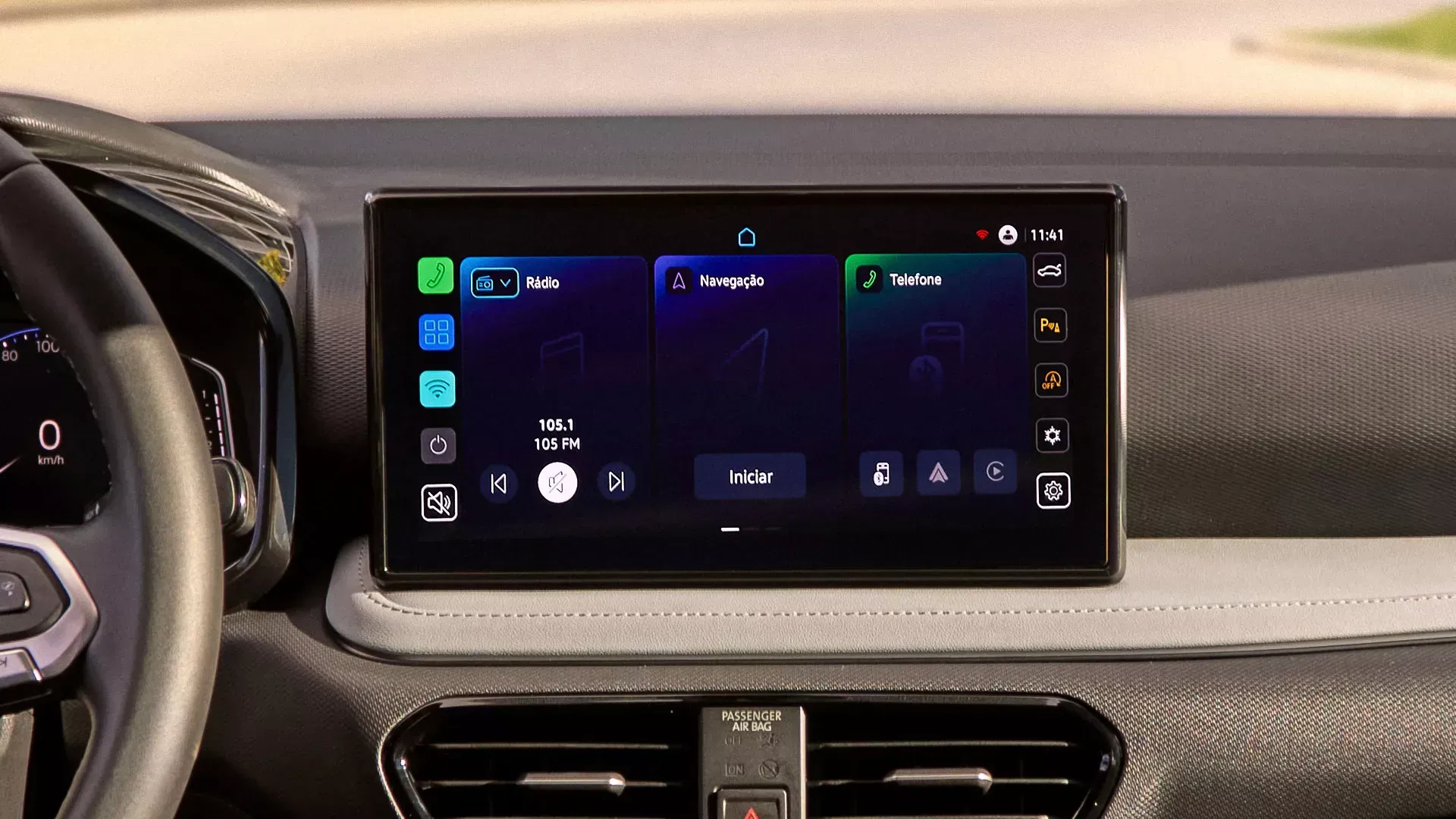 Tela de infoentretenimento do carro exibindo seleções musicais: rádio, podcasts
