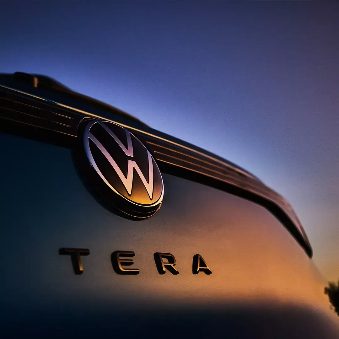 Vista traseira de um SUV da Volkswagen, com o emblema e logotipo 