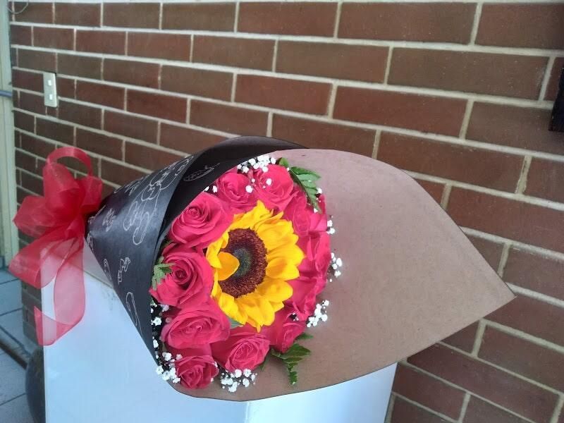 FLORERÍA KARLA - girasol con rosas