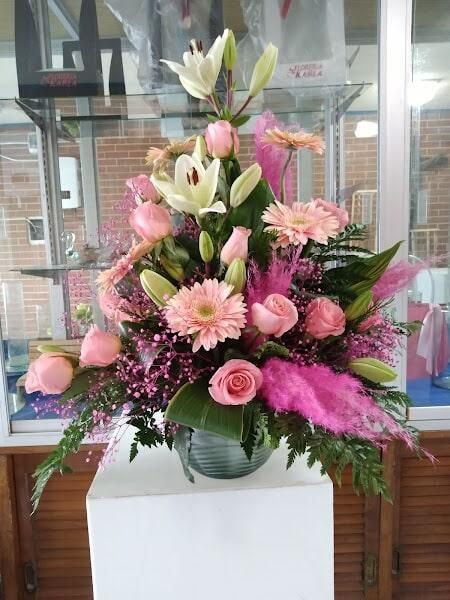 FLORERÍA KARLA - gerberas y rosas