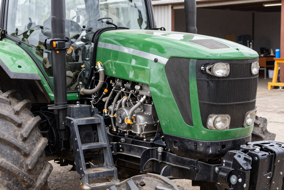 Trator agrícola em pátio de oficina