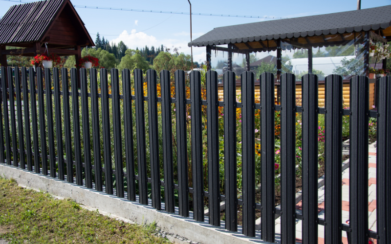 installing aluminum fence