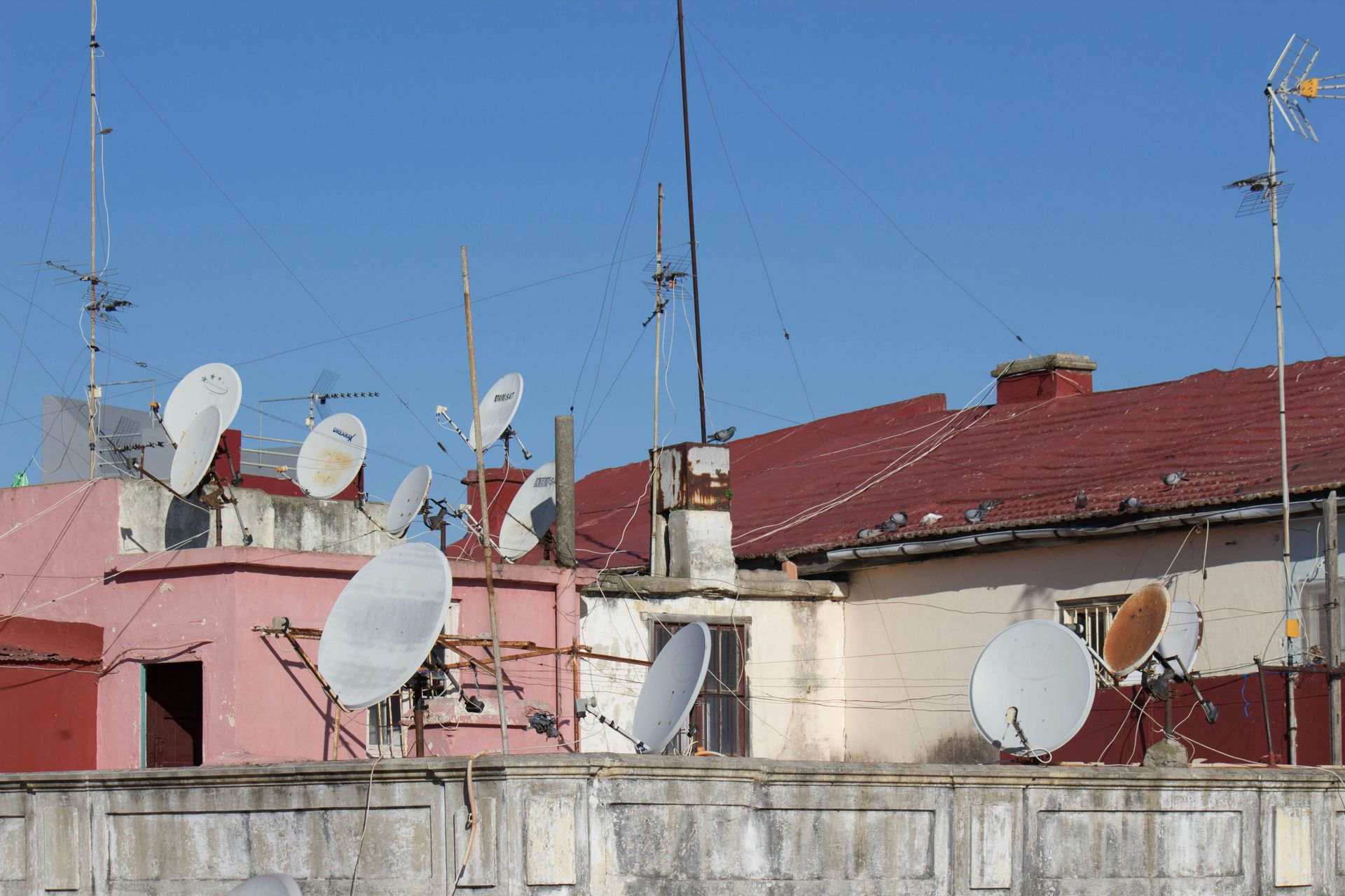 Elettricista davanti a impianto