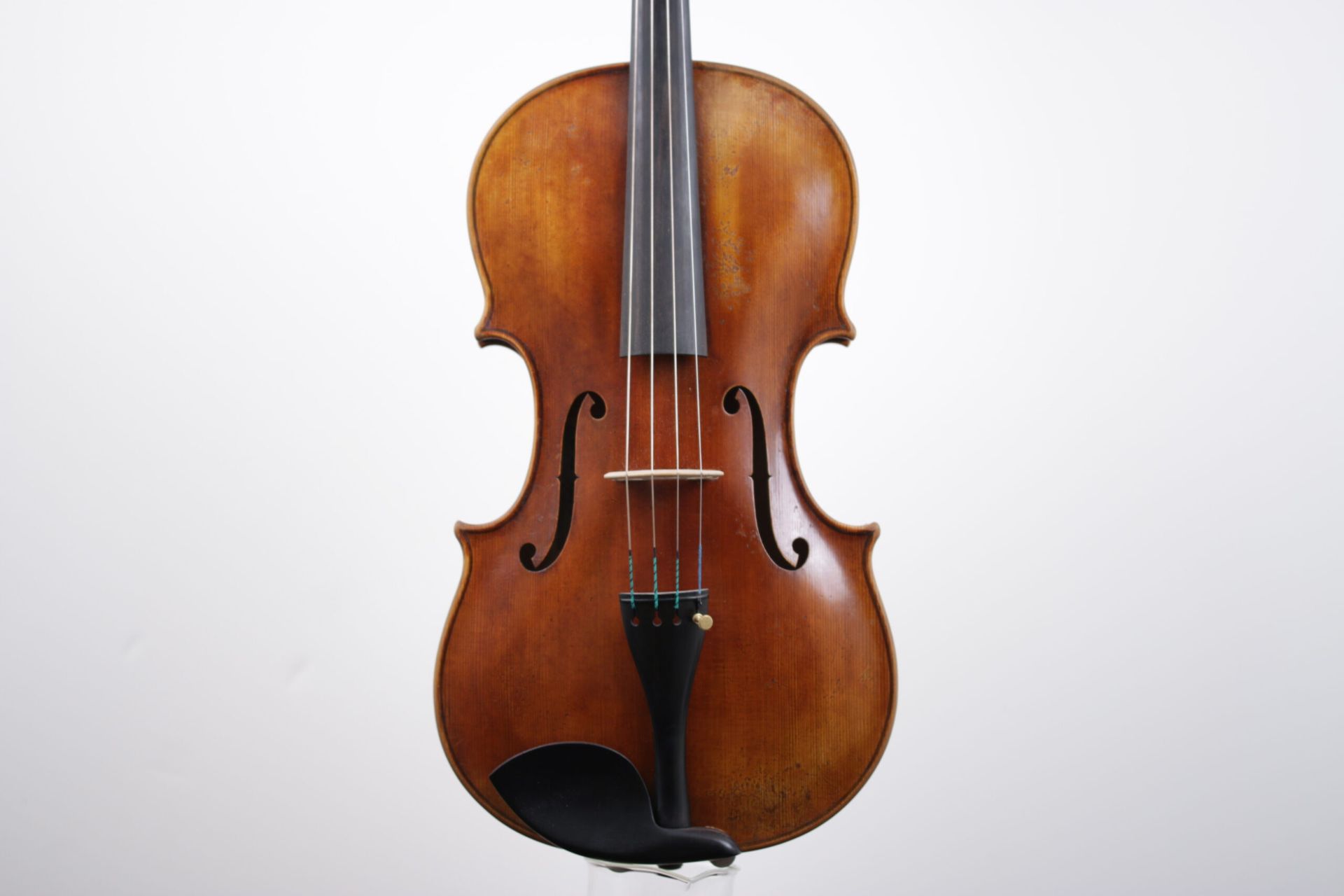 A violin with the letter s on it