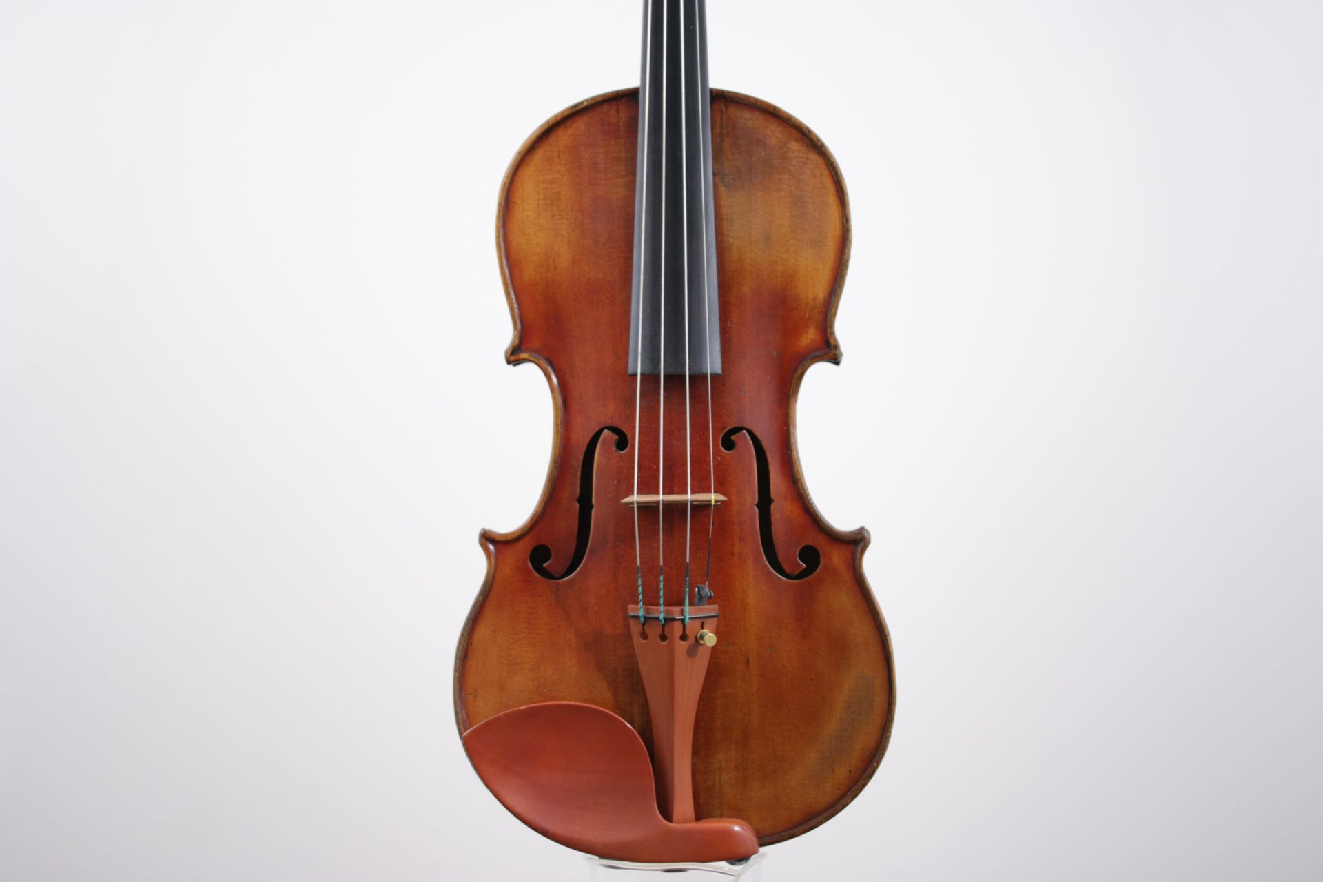 A violin with the letter s on it