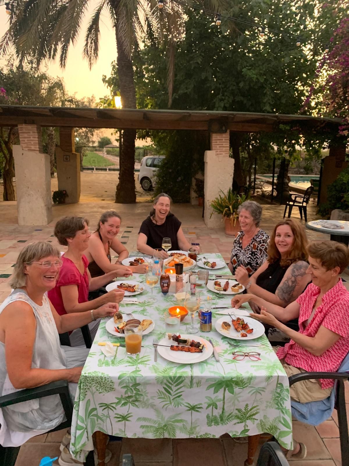 vrouwen samen aan tafel tijdens een retreat
