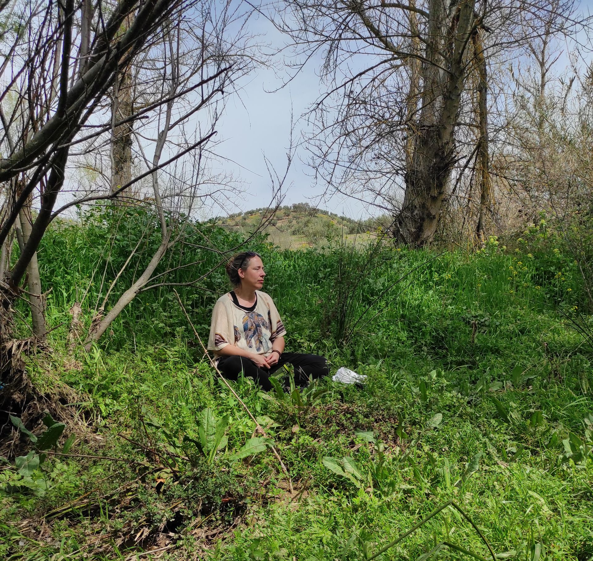 vrouw mediteert in de natuur