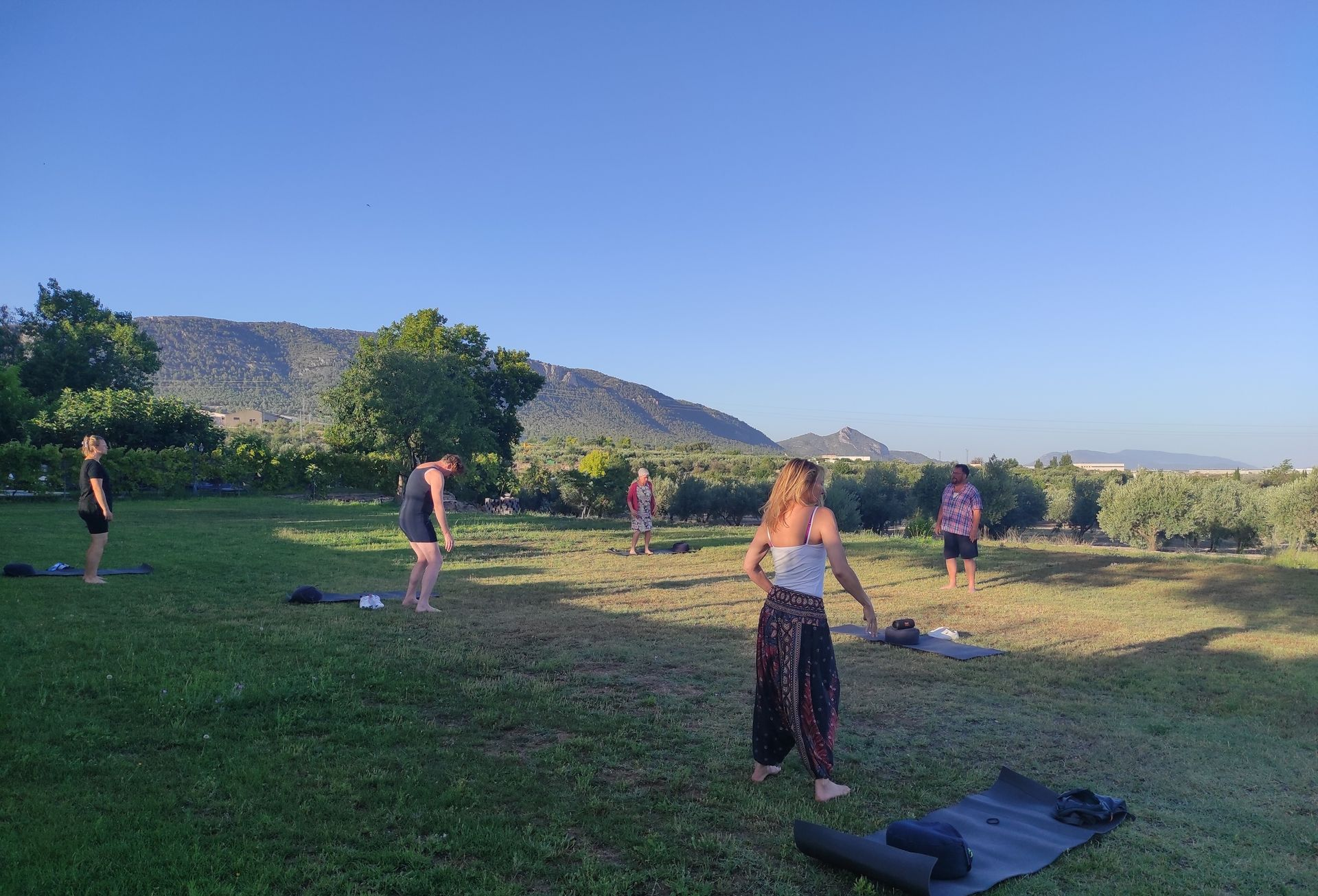retraitegangers dansend op gras in spanje met bergen op achtergrond