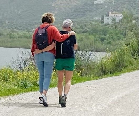 twee vrouwen 45+ lopen gearmd op een pad in de natuur van spanje