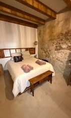 bed op een kamer met natuurelementen in spanje
