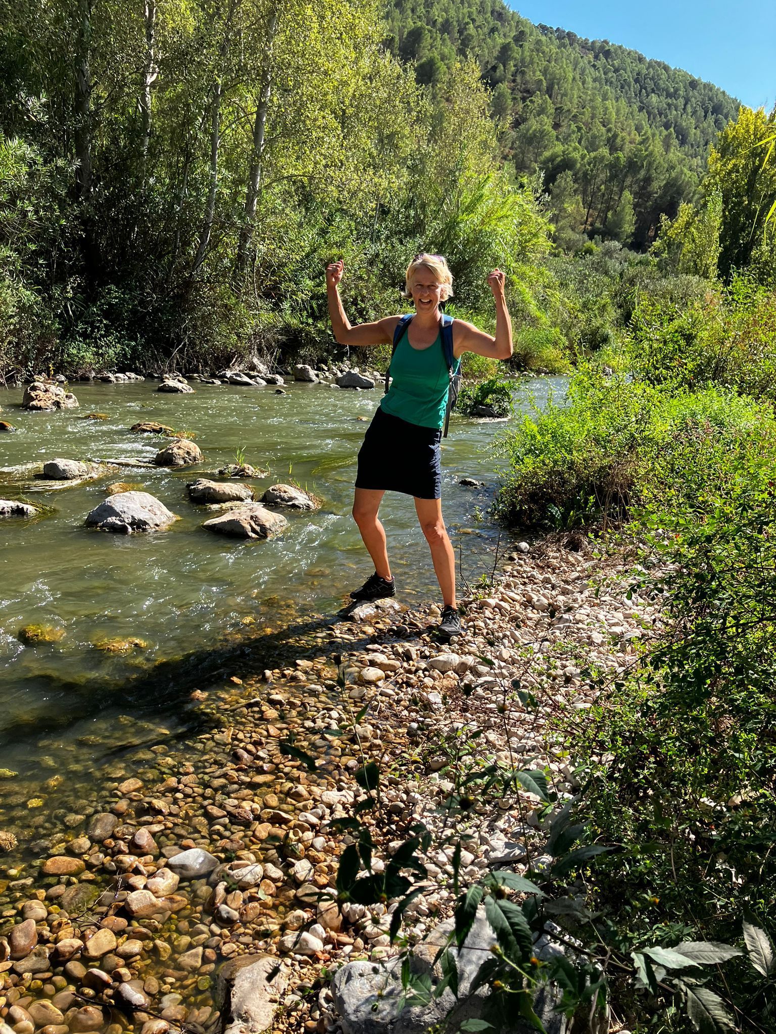 vrouw in overwinningspose in natuur in spanje
