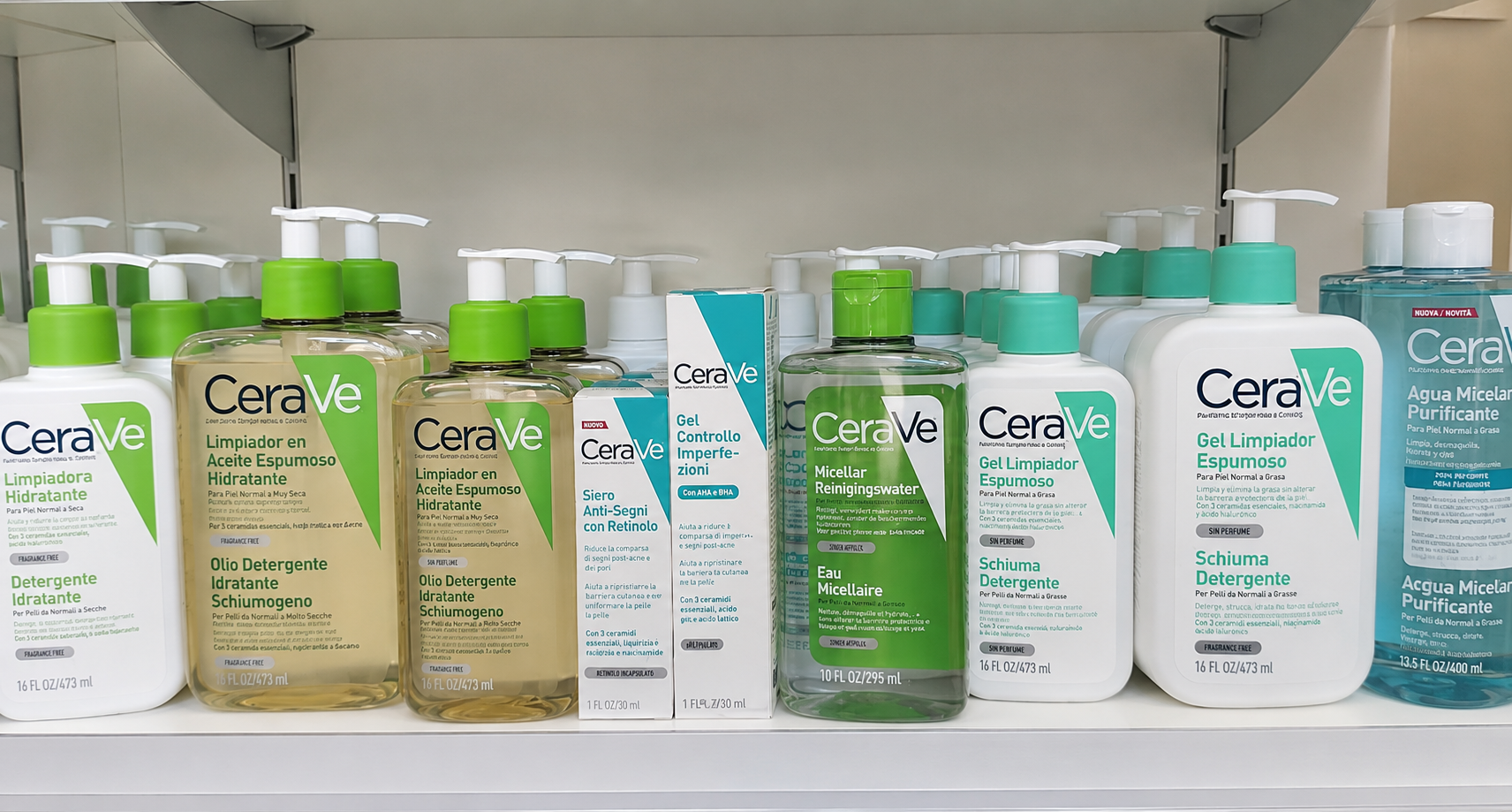 Uno scaffale con flaconi e tubetti di vari prodotti per la cura della pelle CeraVe, perlopiù bianchi e verdi, allineati in una corsia di un negozio.