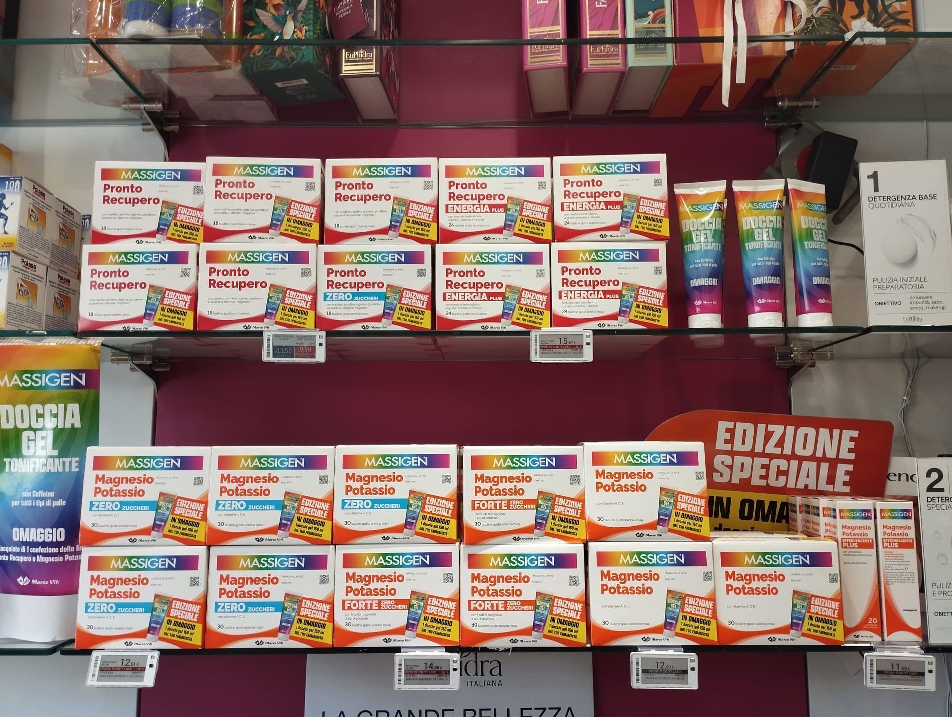 Scaffale di un supermercato con alimenti in scatola, pasta e snack confezionati colorati in bella vista.