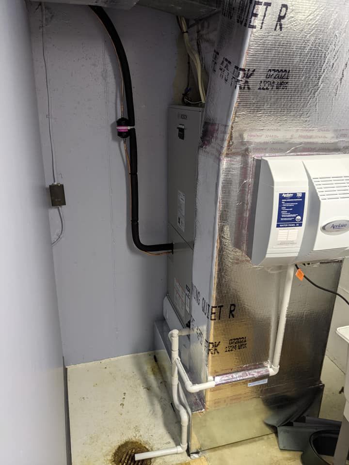 A room with a heater and a humidifier in it.