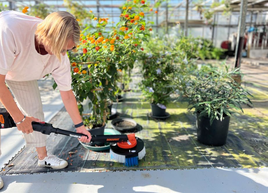 A woman using the Greeny PRO® on geotextiles.