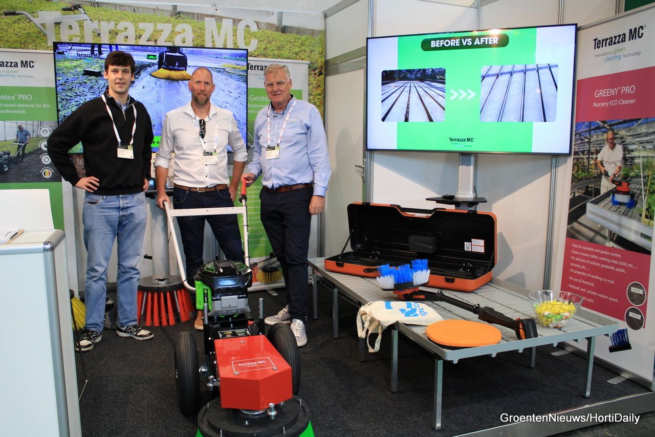 Foto van de CEO van Terrazza MC, Dany Mestdag, klant Rodney Bierhuizen en Nolle Coessens, marketing manager van Terrazza MC.