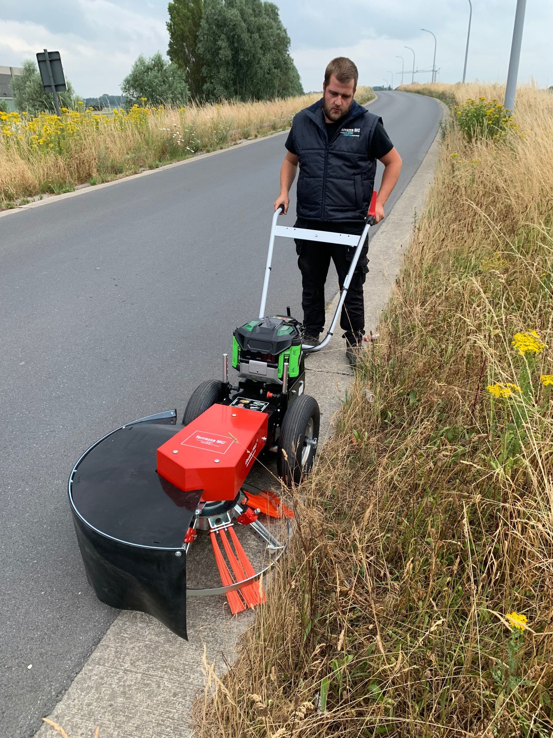 En man som använder Weedee PRO® EGO med elektrisk motor.