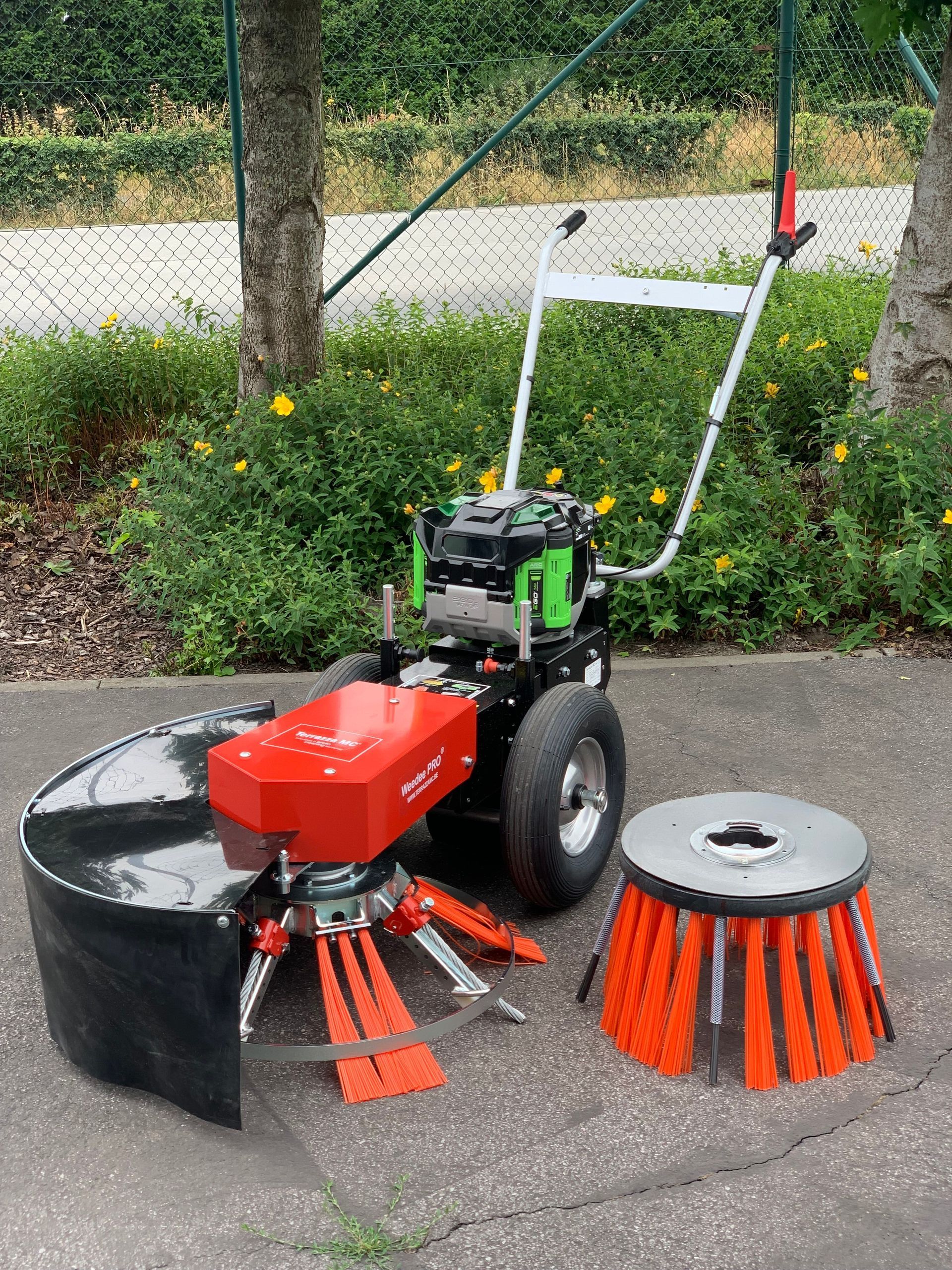 Foto van de Weedee PRO® Kit met 2 borstels.
