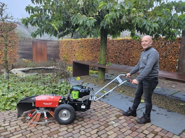 Picture of a client with the Weedee PRO EGO in his hands.