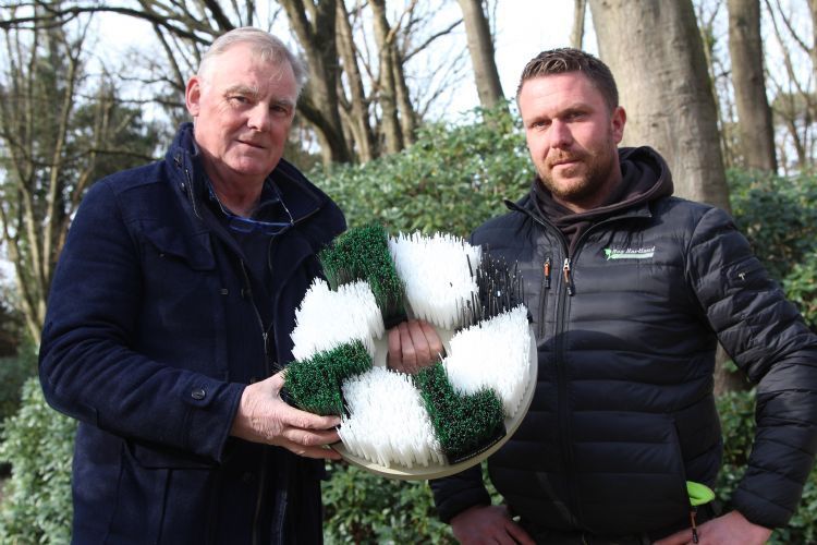 Foto van de CEO Dany Mestdag met een klant en ze hebben de TMC borstel vast.